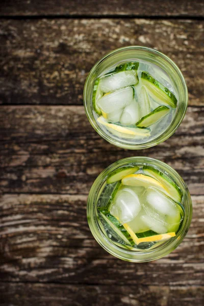Acqua disintossicante con cetriolo e limone  . — Foto Stock