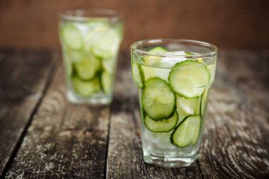 Detoks su salatalık ve limon ile .