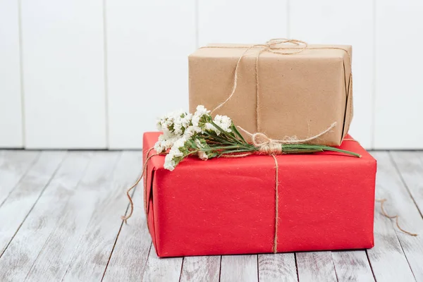 Geschenkboxen mit getrockneten Blumen auf Holzgrund. — Stockfoto