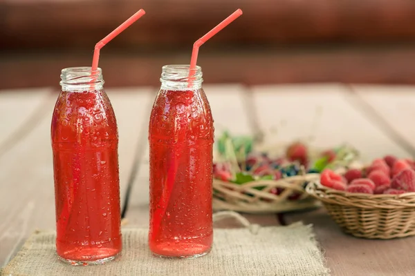 Två flaskor kallt stuvad frukt från blandade bär. — Stockfoto