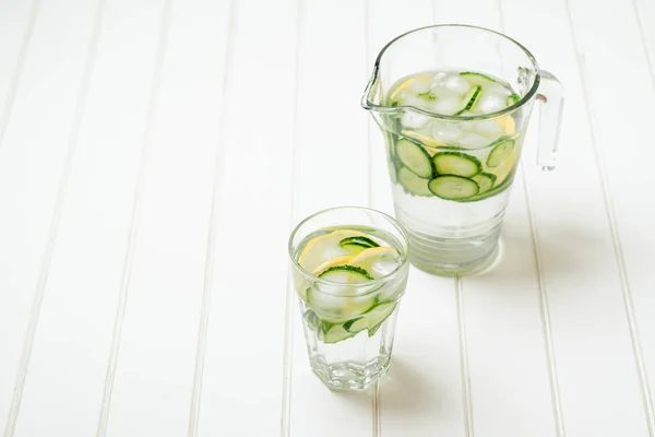 Detoxikační voda s okurkou a citronem. — Stock fotografie
