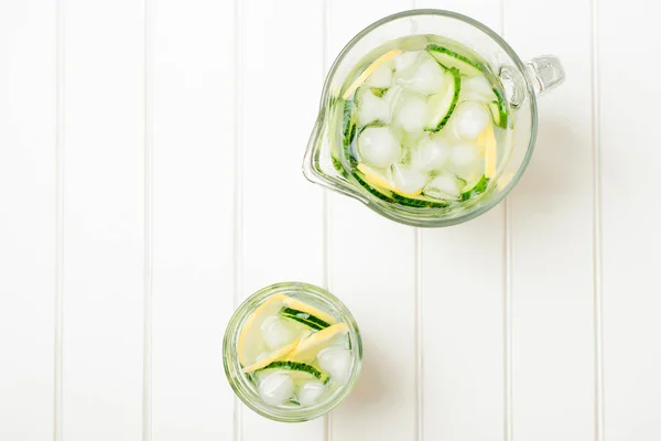 Water detox met komkommer en citroen. — Stockfoto