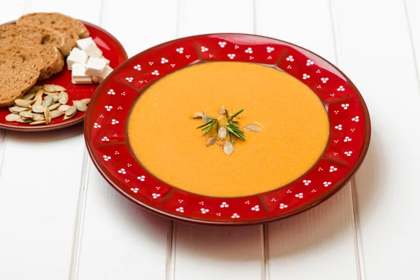 Тыквенный суп с хлебным супом на белом деревянном столе . — стоковое фото