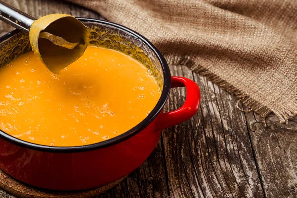 Puré de calabaza sobre fondo de madera — Foto de Stock