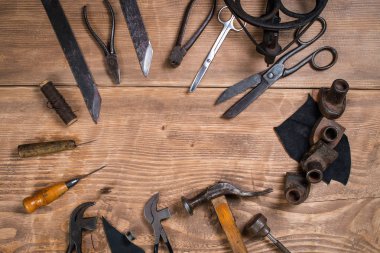 Kunduracı için bir araç üzerinde ahşap arka plan ayarlayın. Kopya alanı.