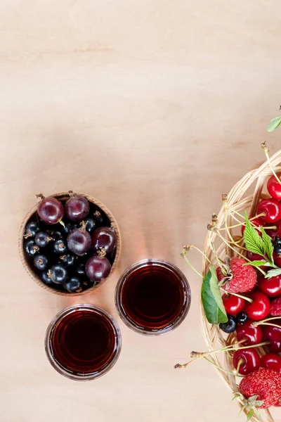 Hemgjord likör gjord av svarta vinbär och röda krusbär. — Stockfoto