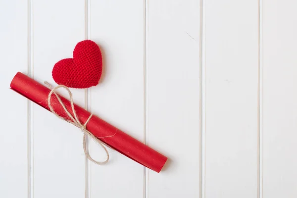 Червоні серця з прекрасною букви на білому тлі дерев'яні. День Святого Валентина карт. — стокове фото