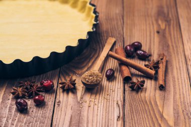 Elmalı tart, elma ve tarçın rustik ahşap zemin üzerine için malzemeler.