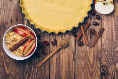 Elmalı tart, elma ve tarçın rustik ahşap zemin üzerine için malzemeler.