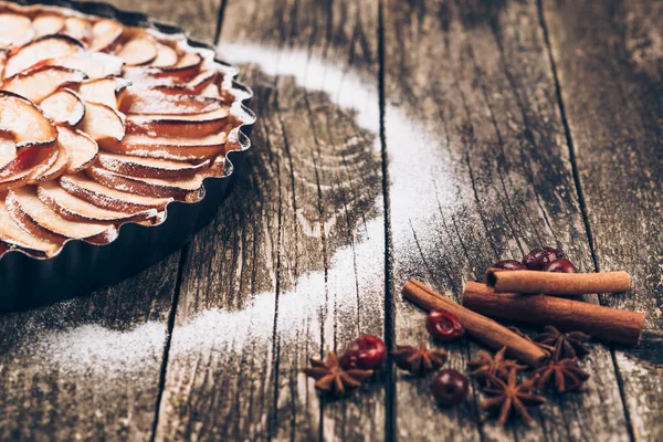 Tarta de manzana sobre fondo rústico de madera. Ingredientes - manzanas y canela  . — Foto de Stock