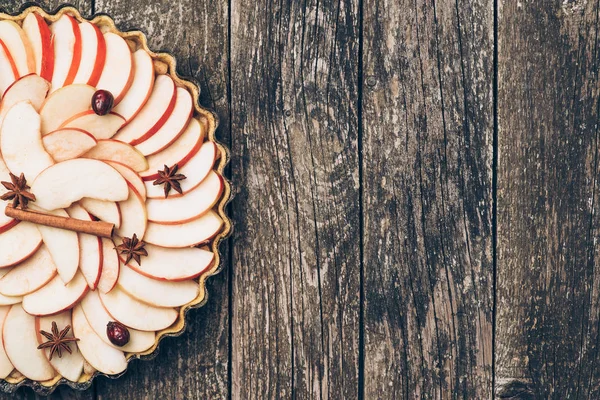 Tarta de manzana sobre fondo rústico de madera. Ingredientes - manzanas y canela. Vista superior . — Foto de Stock