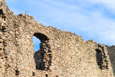 Nevytsky kalesi kalıntıları. Ukrayna Kamyanitsa köyde. Sonbahar manzara.