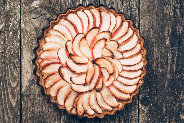 Rustik ahşap zemin üzerine elmalı turta tart. Malzemeler - elma ve tarçın. Üstten Görünüm. — Stok fotoğraf