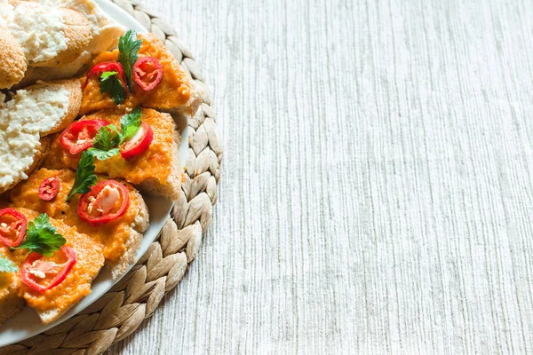 Een heleboel broodjes met kaas dip, knoflook, paprika en kruiden, pompoen kaviaar. — Stockfoto