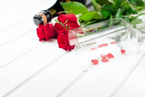 バレンタインの日カード。白い板に赤いバラの花束。選択と集中。テキストのためのスペース. — ストック写真