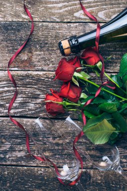 Buket kırmızı gül, iki bardak, şarap, hediye kutusu etiketi vintage ahşap tahta üzerinde. Sevgililer günü. Üstten Görünüm.
