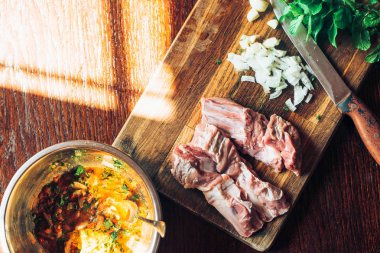 Ham taze kuzu eti kaburga ve baharat ahşap arka plan üzerinde.