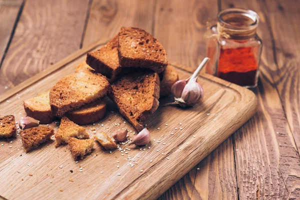 Pan rallado, especias, ajo sobre fondo de madera . — Foto de Stock