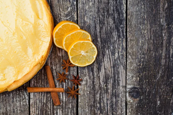 Tarte meringue au citron sur fond bois rustique . — Photo