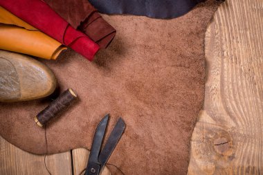 Ahşap arka plan üzerinde deri el sanatları araçlar kümesi. İş yeri için Ayakkabıcılık.