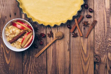 Elmalı tart, elma ve tarçın rustik ahşap zemin üzerine için malzemeler.