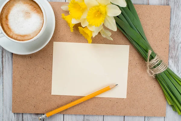 Taza de café junto a flores blancas de primavera en textura de madera —  Fotos de Stock