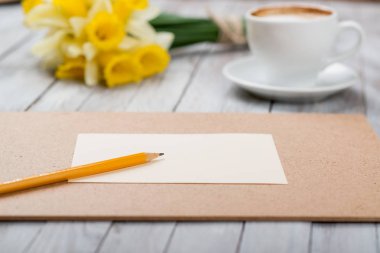  ahşap doku bahar beyaz çiçekleri yanında kahve