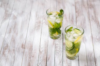 Limon, nane ve salatalığın üzerinde ahşap açık renkli su. Suyu Detoks.