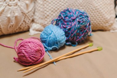örgü iplik topları ve iğneler .