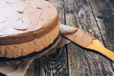 Eski ahşap artalanları lezzetli çikolatalı mousse kek. Seçici odak.