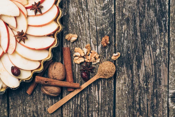 Tarta de manzana sobre fondo rústico de madera. Ingredientes - manzanas y canela  . — Foto de Stock