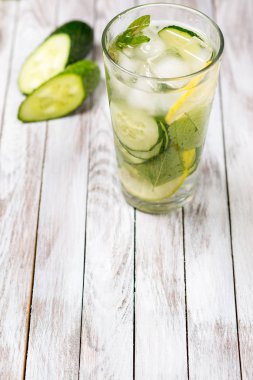 Limon, nane ve salatalığın üzerinde ahşap açık renkli su. Suyu Detoks.