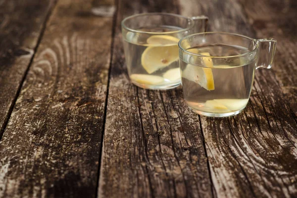 두 개의 유리 컵에 생강과 레몬 물 해독. — 스톡 사진