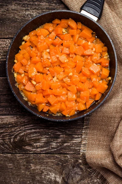 Calabaza asada en la sartén sobre fondo de madera oscura. Vista superior . — Foto de Stock