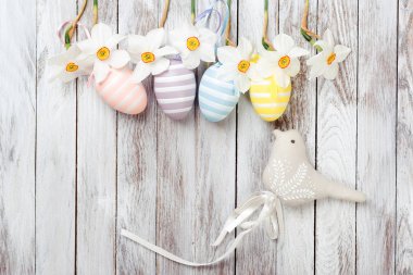 Paskalya yumurtaları, taze bahar nergis Beyaz ahşap zemin üzerinde. Paskalya kartı.