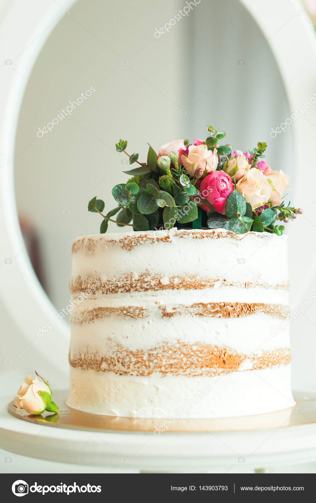 Pastel desnudo blanco decorado estilo rústico para bodas, cumpleaños y  eventos . — Foto de stock #143903793 © Volurol, image size:1068x1700