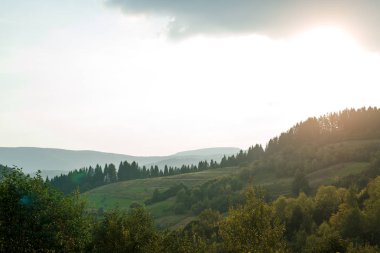 Yaz aylarında güzel dağlar peyzaj.