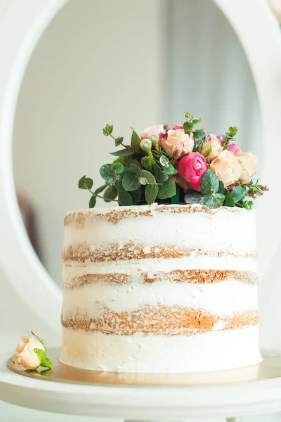 Pastel desnudo blanco decorado estilo rústico para bodas, cumpleaños y eventos . — Foto de Stock
