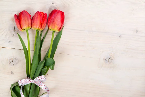 Tulipani su uno sfondo di legno. Spazio per il testo. Vista dall'alto — Foto Stock