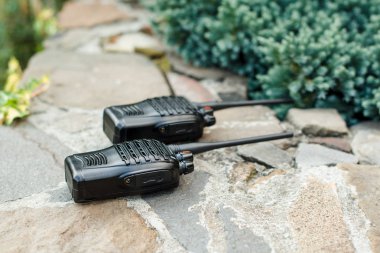 Taş zemin üzerine walkie talkie. Kablosuz iletişim kavramı.