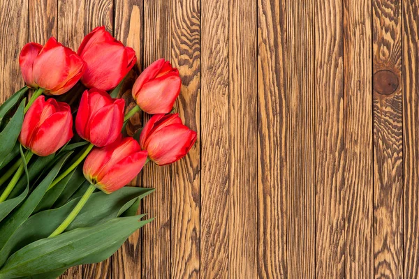 Tulipani su uno sfondo di legno. Spazio per il testo. Vista dall'alto — Foto Stock