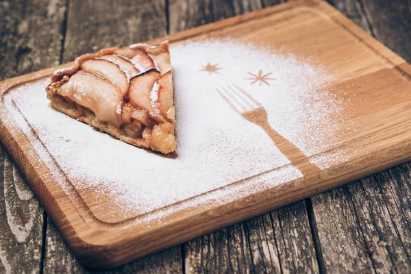 Um pedaço de torta de maçã fatiada com canela na textura de fundo de madeira vintage . — Fotografia de Stock