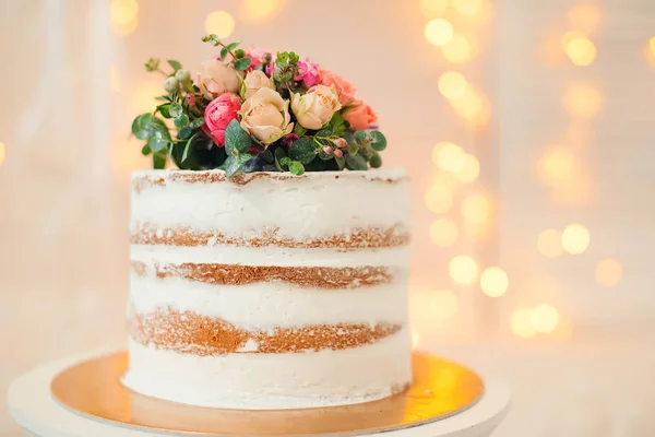 Decorado por flores blanco pastel desnudo, estilo rústico para bodas, cumpleaños y eventos . — Foto de Stock