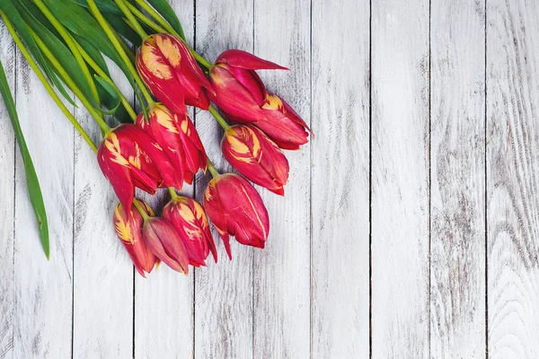 木製の背景に赤いチューリップの美しい花束。テキストのためのスペース. — ストック写真