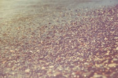 Bir çakıl plajı ile deniz, yakın çekim. Tonda.