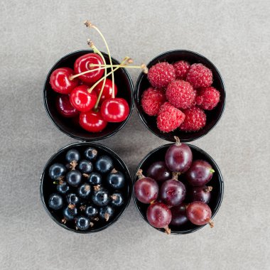 Ana sayfa görünümü çilek: ahududu, kiraz, bektaşi üzümü, frenk üzümü dört kase.