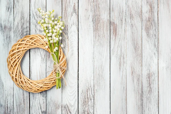 Biglietto d'auguri in bianco, decorazione, mughetto su fondo di legno . — Foto Stock