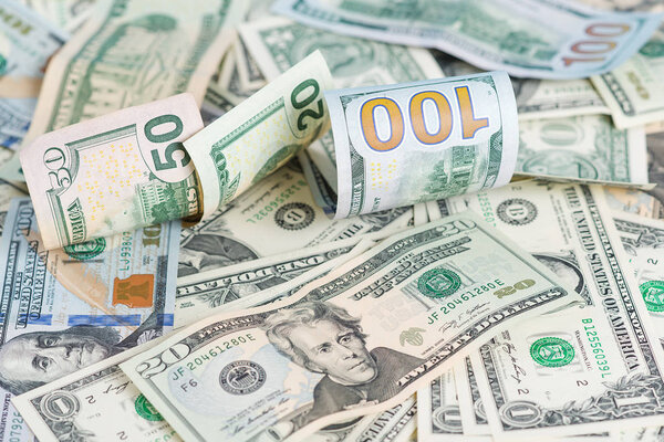 Фон из разбросанных банкнот доллара
.