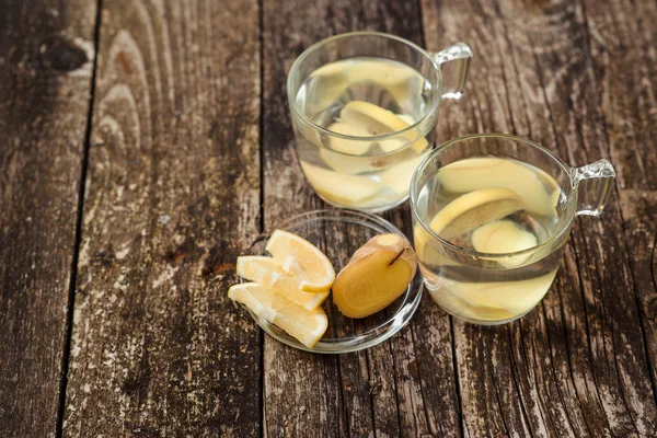 두 개의 유리 컵에 생강과 레몬 물 해독. — 스톡 사진