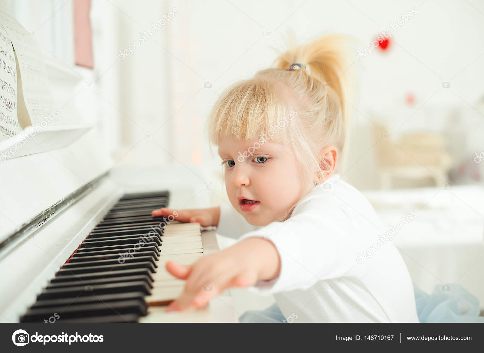 Nettes Mädchen spielt Synthesizer. Kleine Kinder spielen